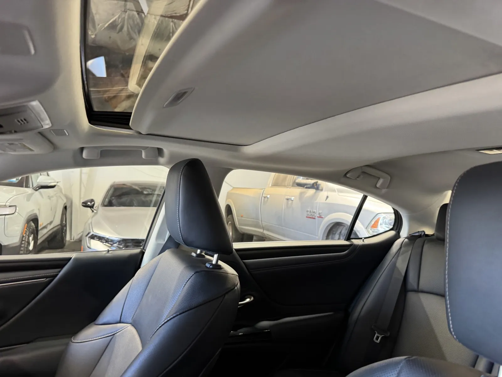 Lexus ES photo 14