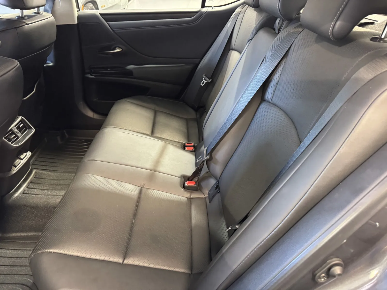 Lexus ES photo 10