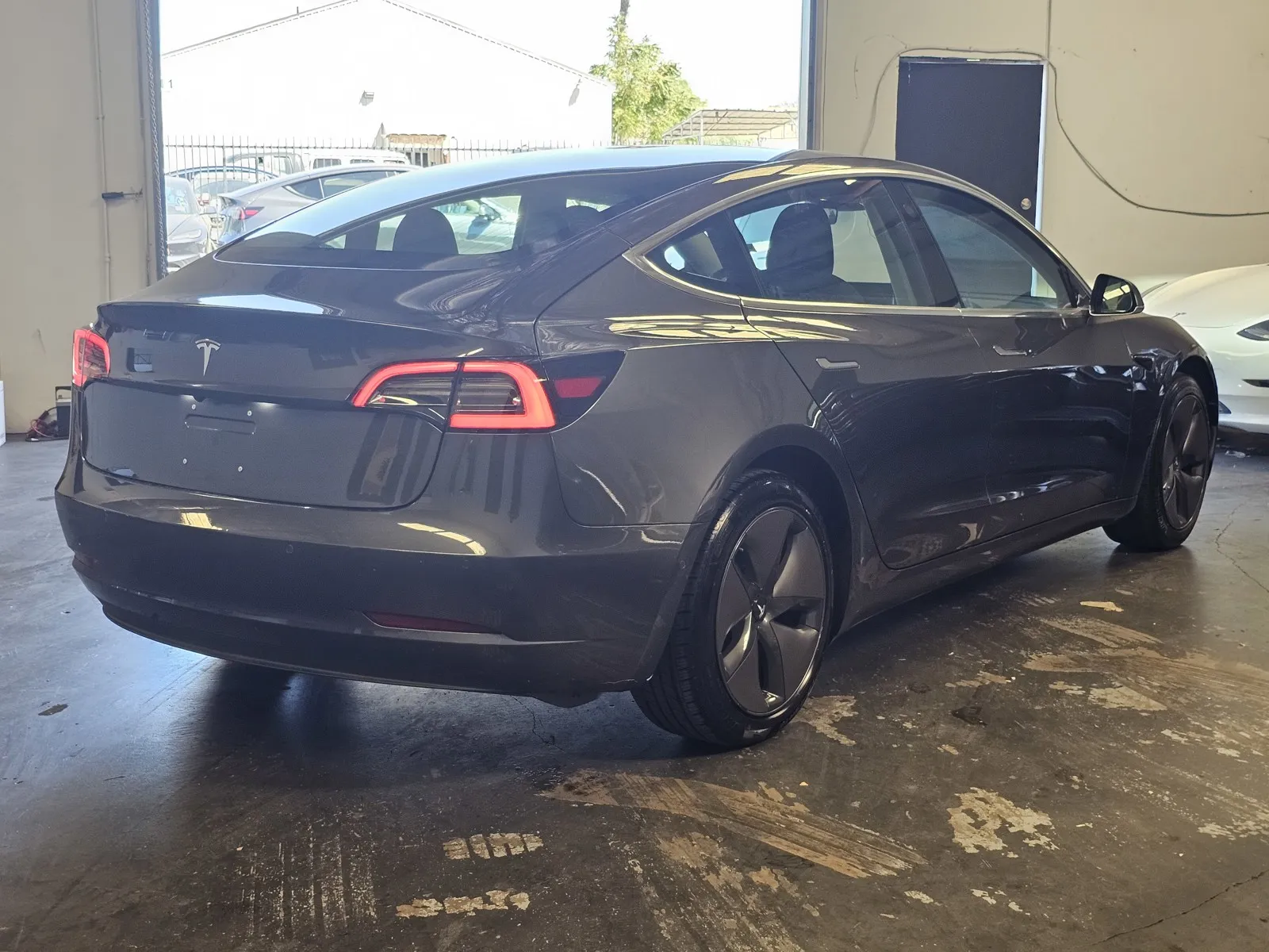 Tesla Model 3 photo 4