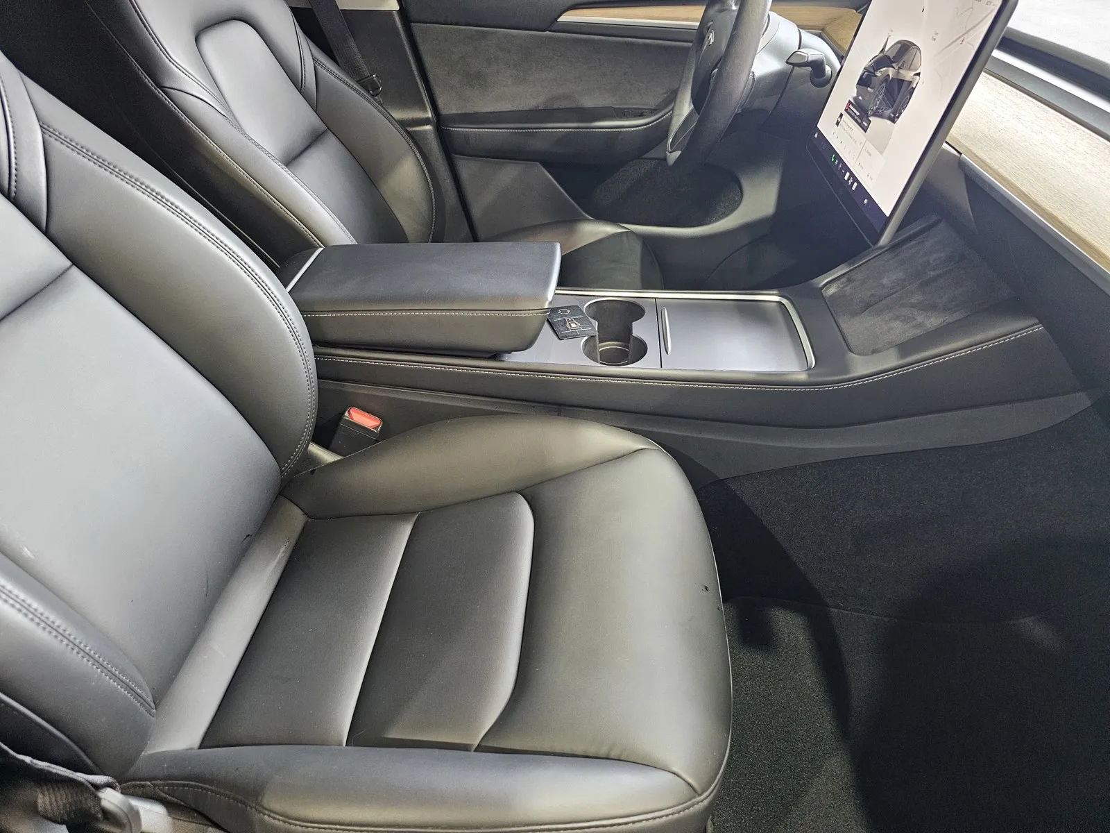 Tesla Model Y photo 7