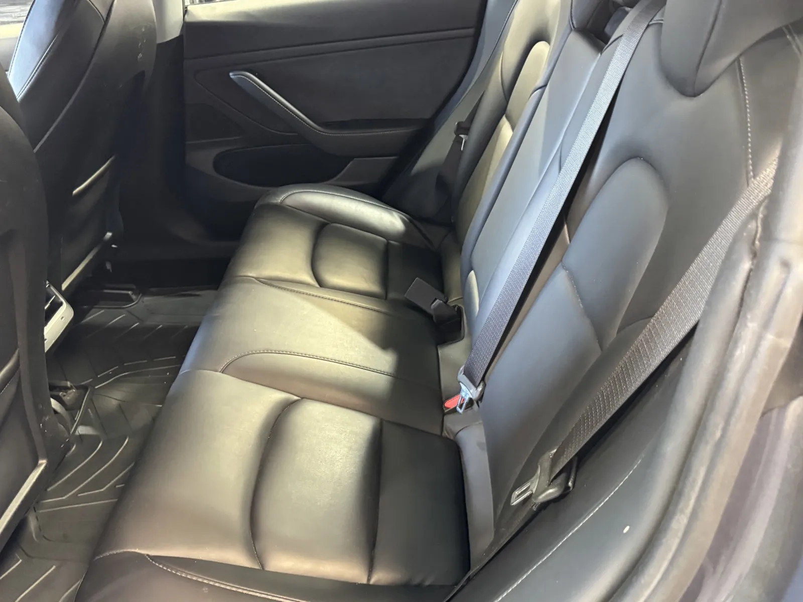 Tesla Model 3 photo 10