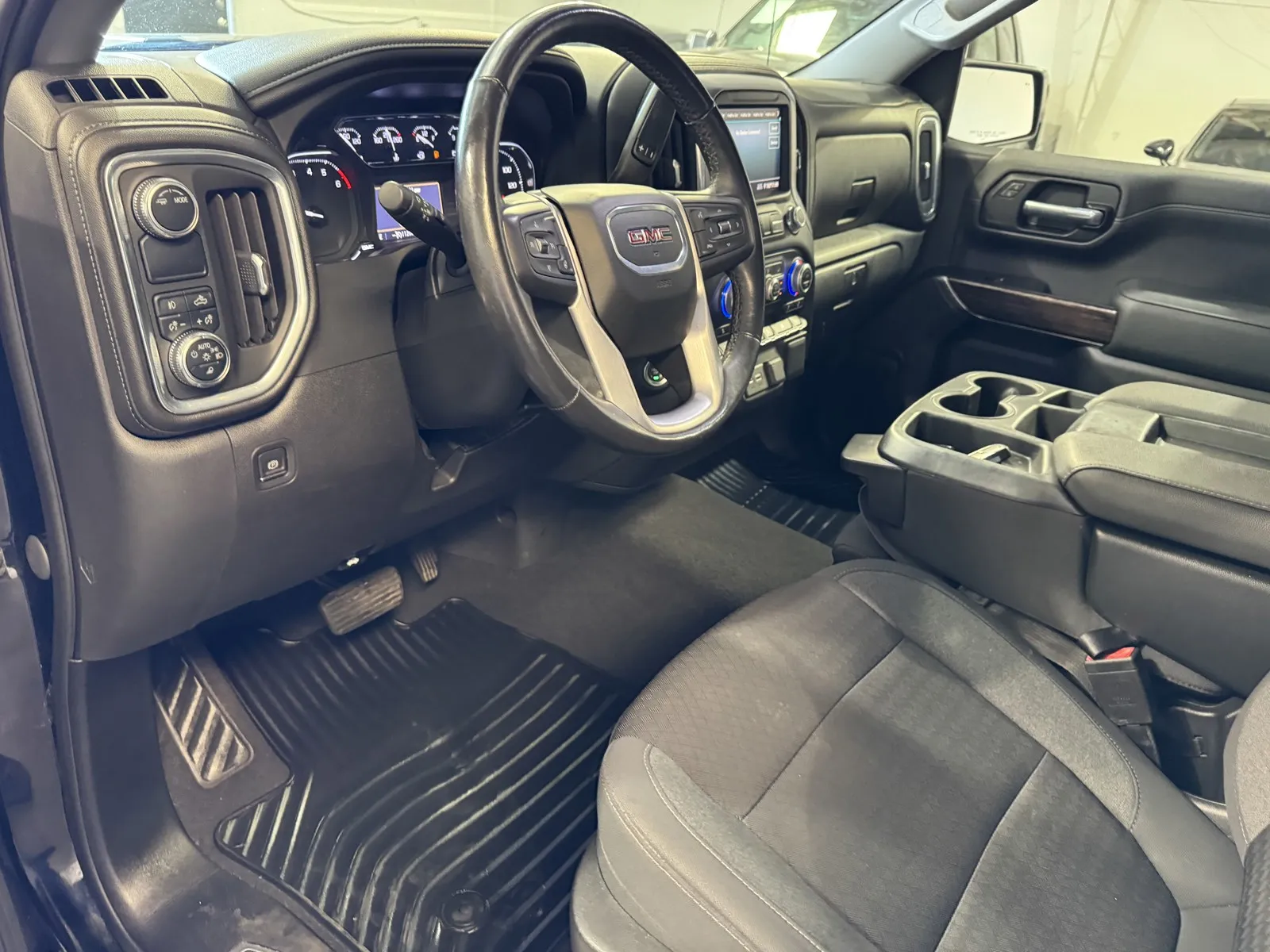 GMC Sierra photo 12