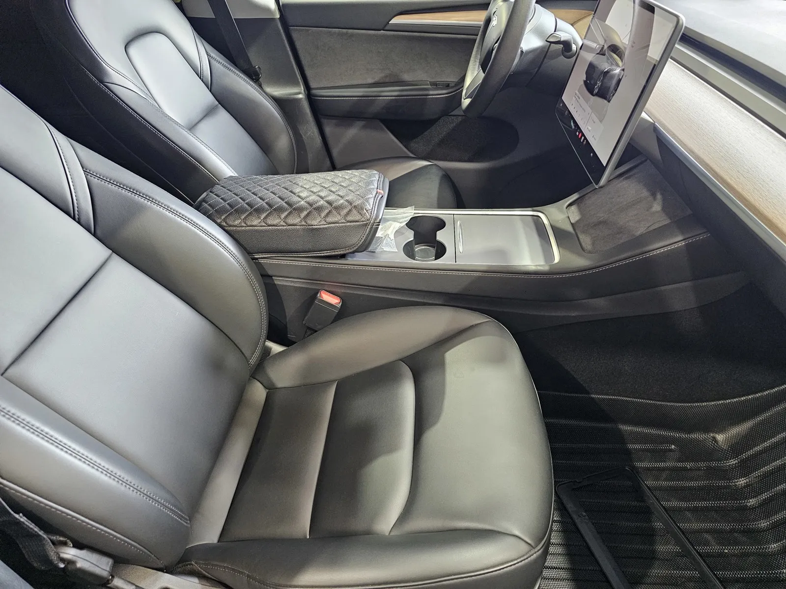 Tesla Model Y photo 7
