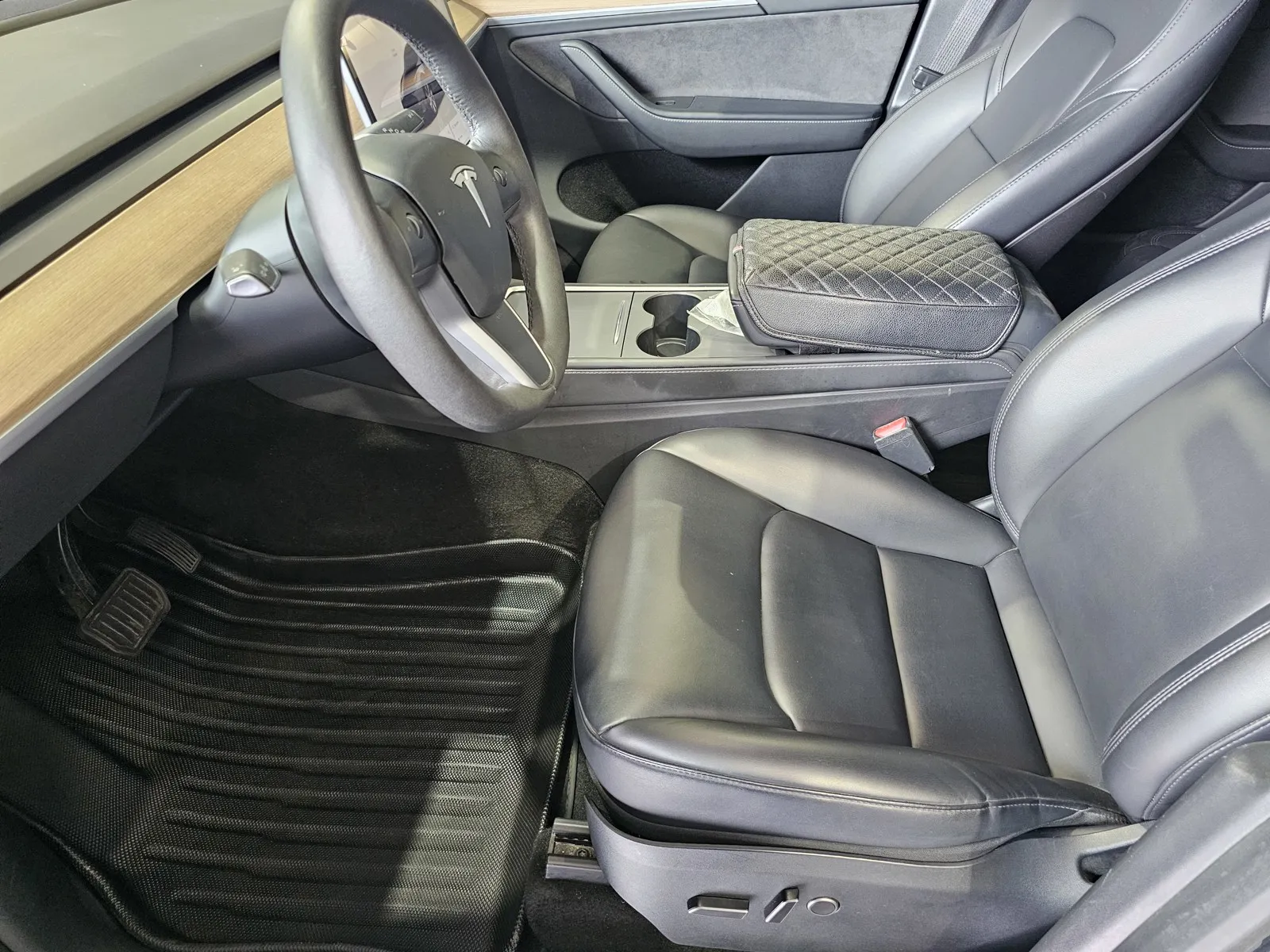 Tesla Model Y photo 15