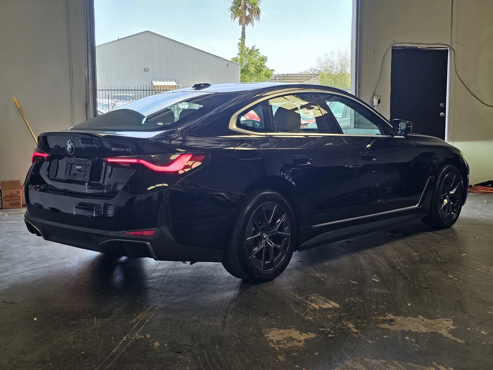 BMW i4 photo 4