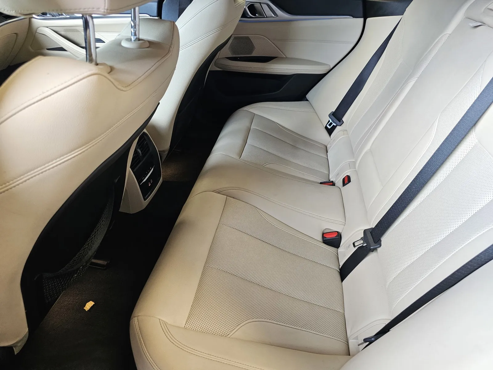 BMW i4 photo 12