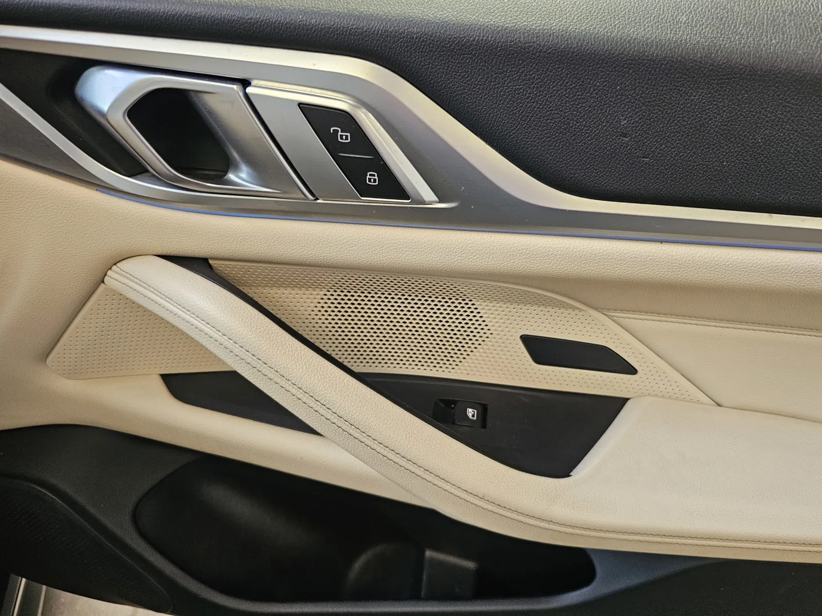 BMW i4 photo 6