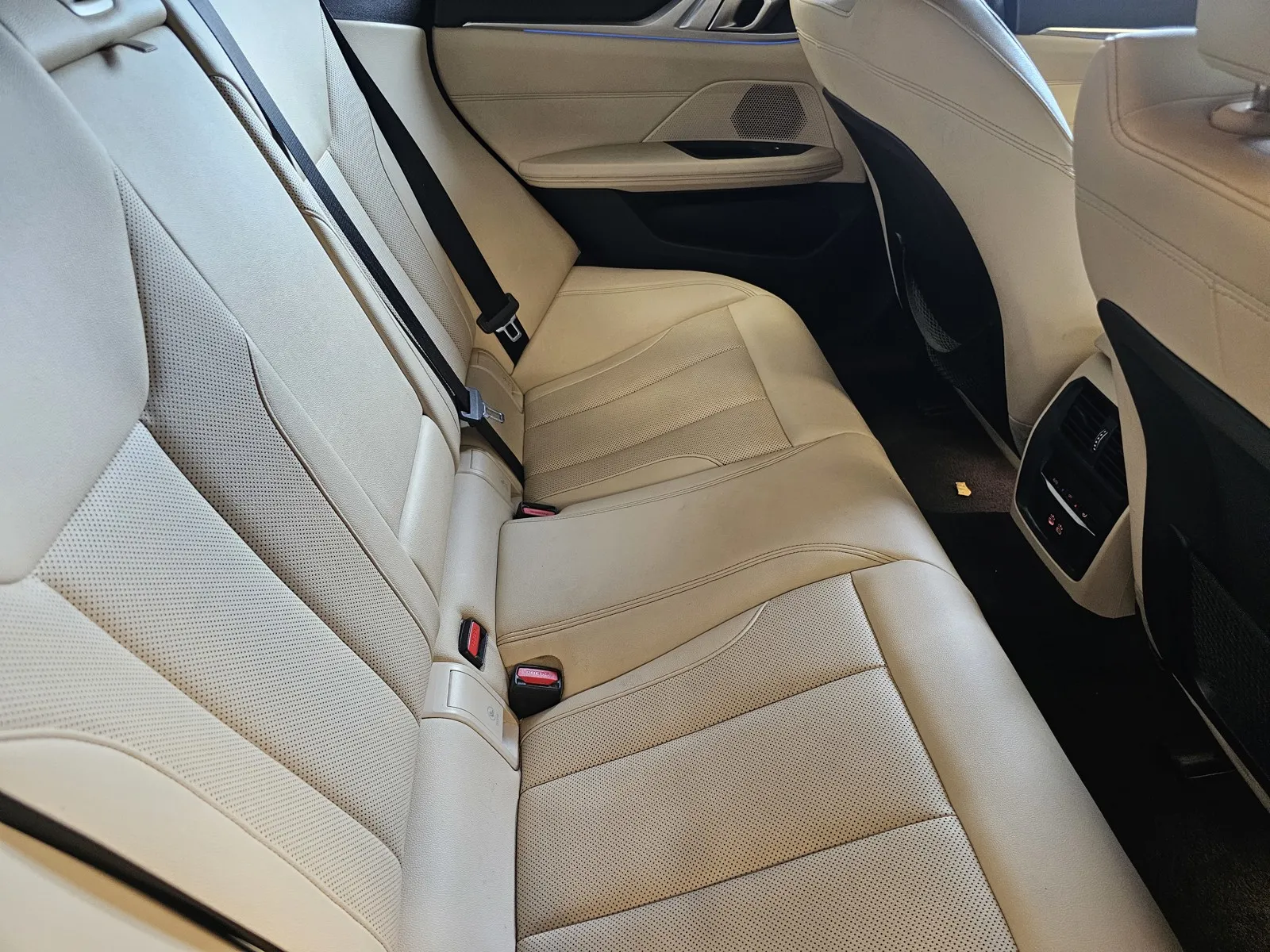 BMW i4 photo 9