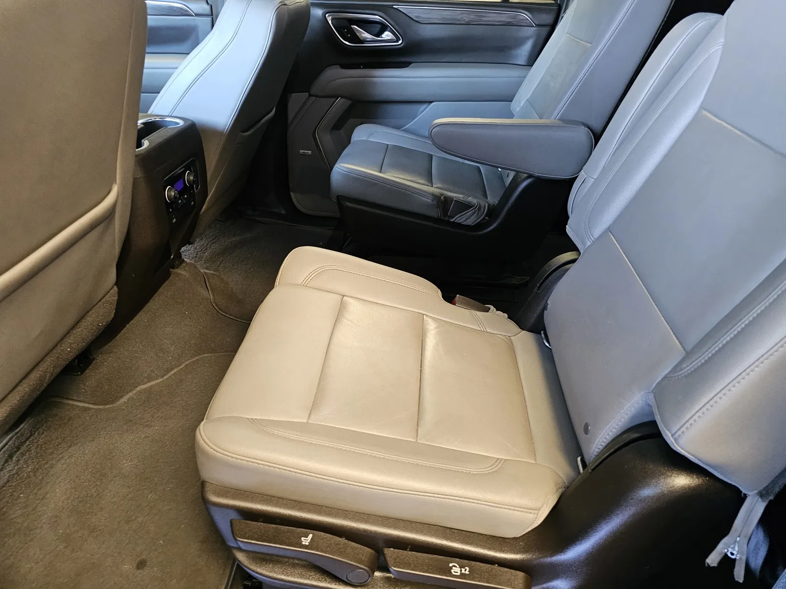 Chevrolet Suburban photo 13