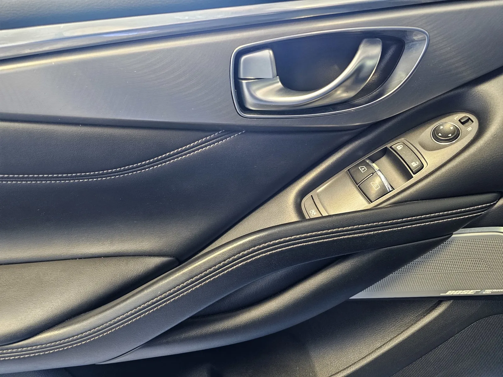 Infiniti Q60 photo 10