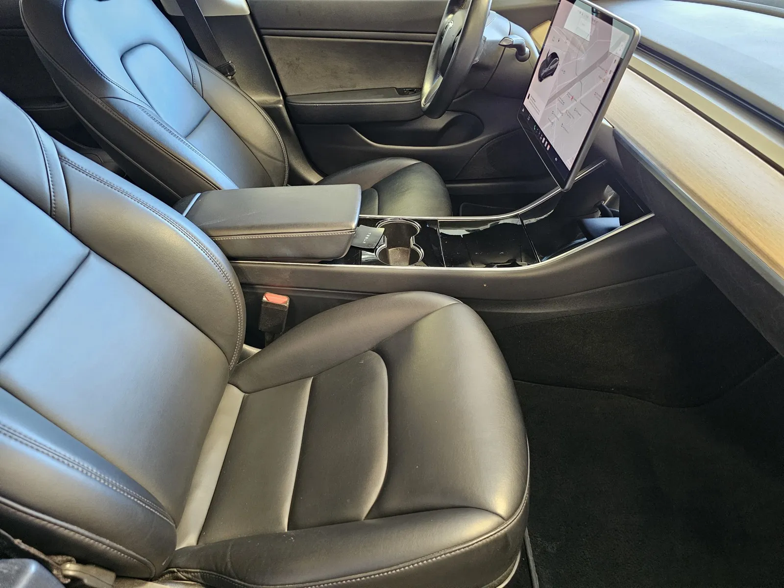 Tesla Model 3 photo 7