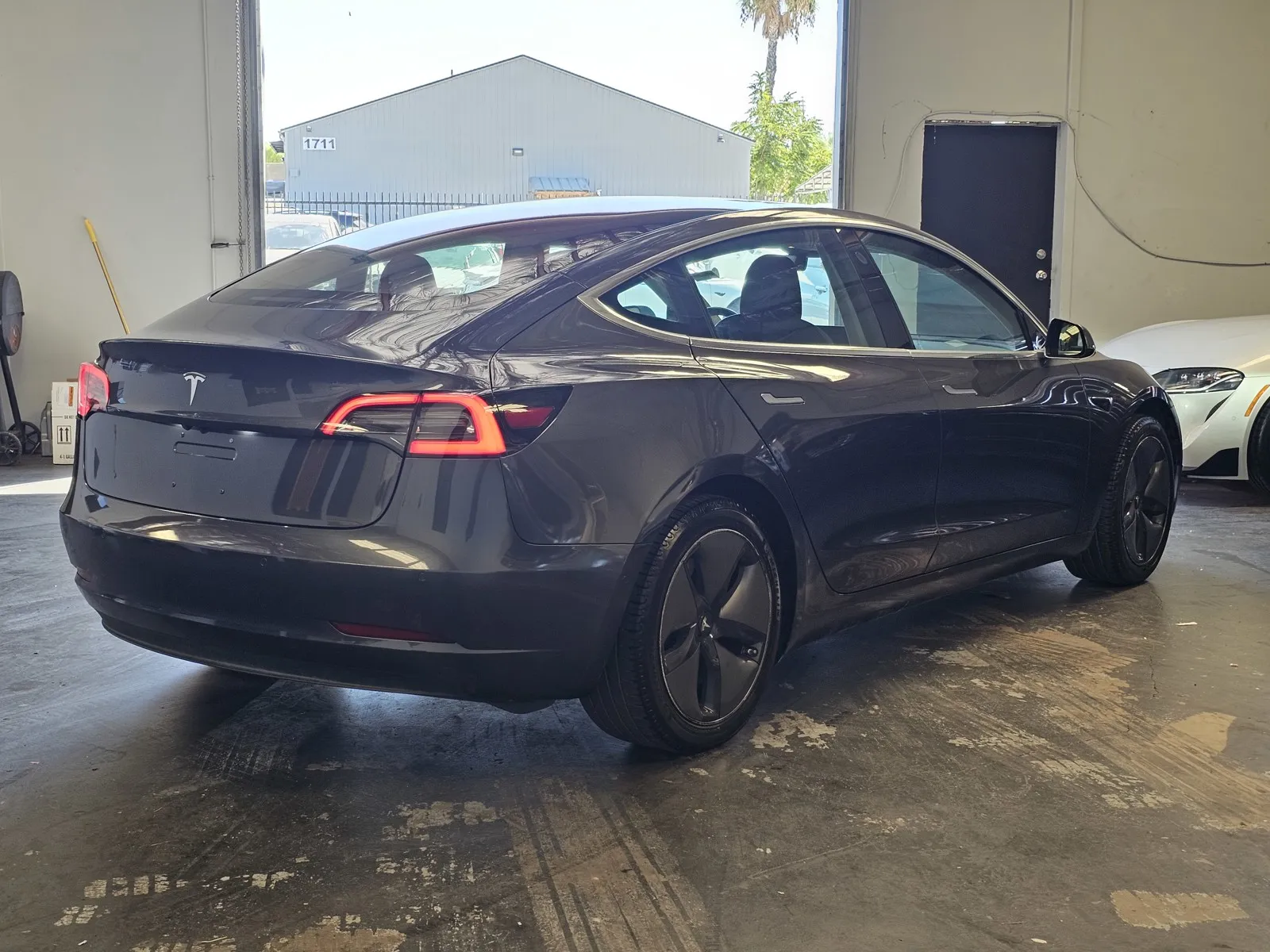 Tesla Model 3 photo 4
