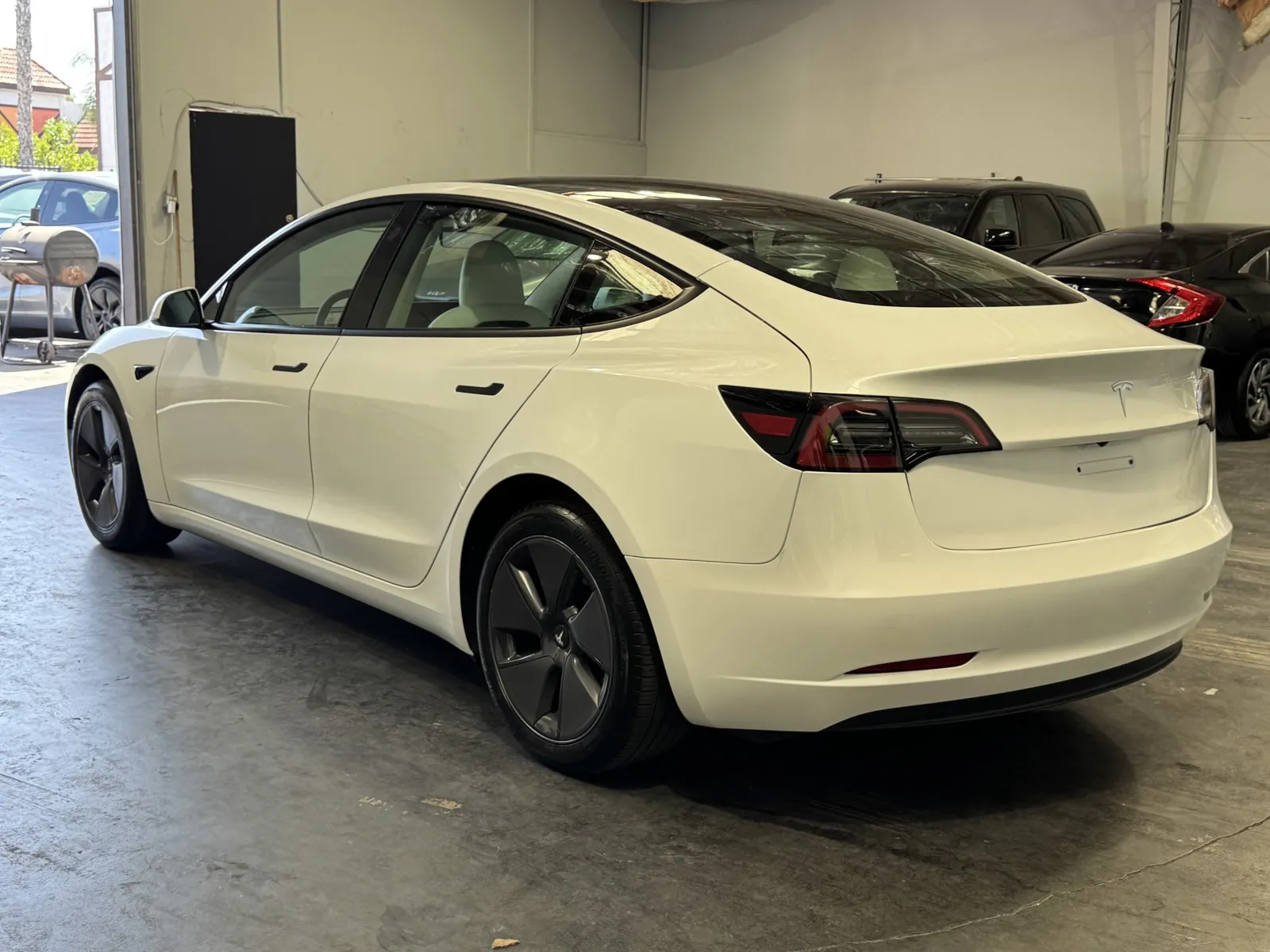 Tesla Model 3 photo 2