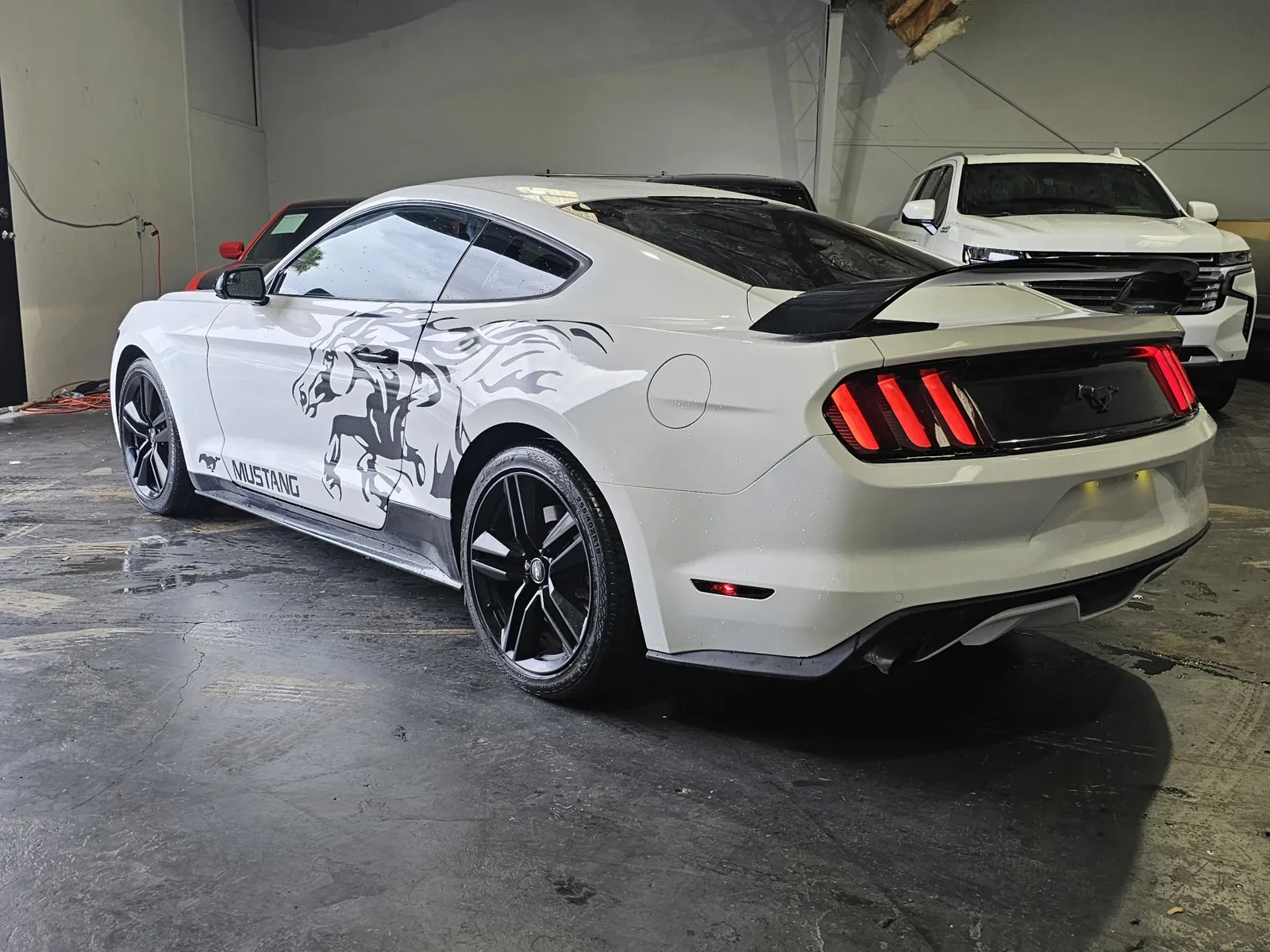 Ford Mustang photo 2