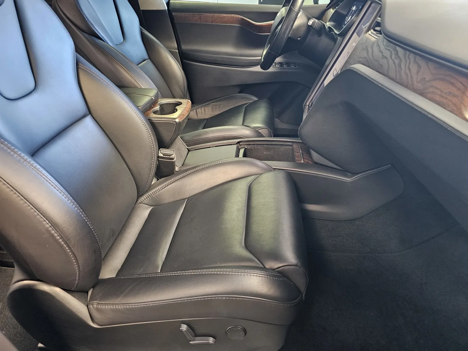 Tesla Model X photo 7