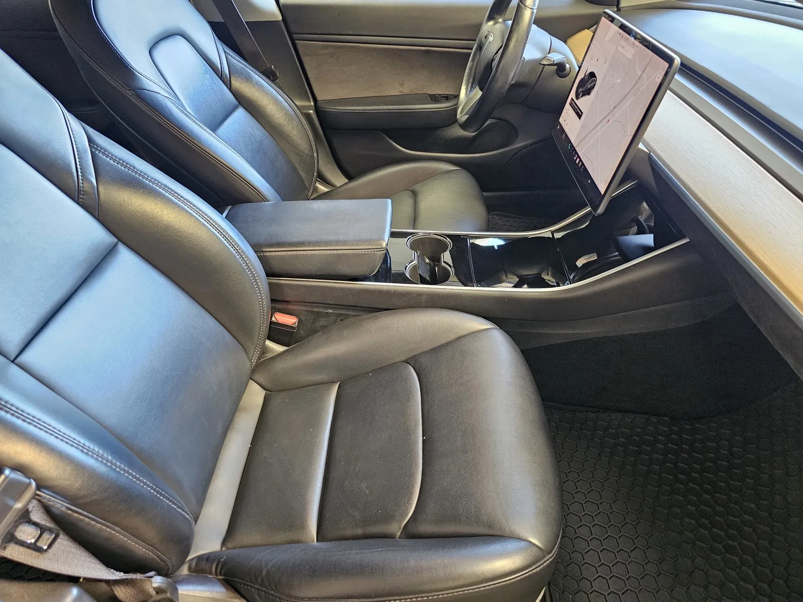 Tesla Model 3 photo 7