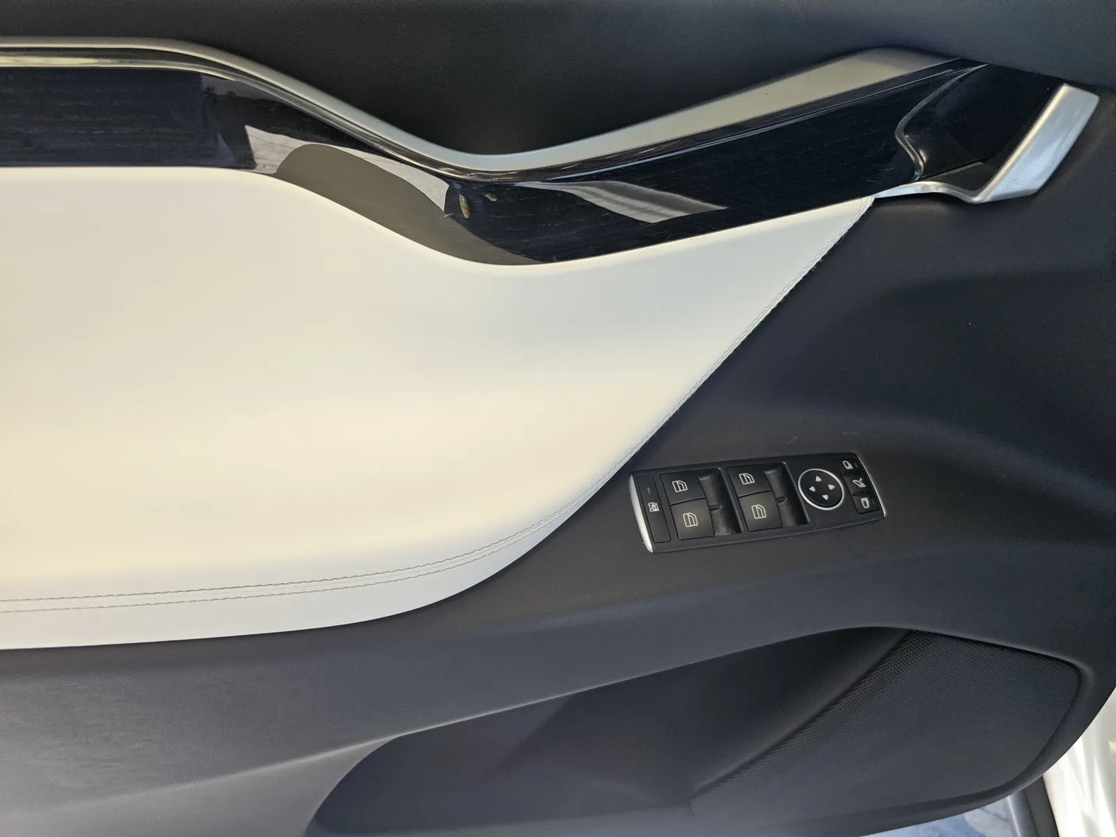 Tesla Model X photo 11
