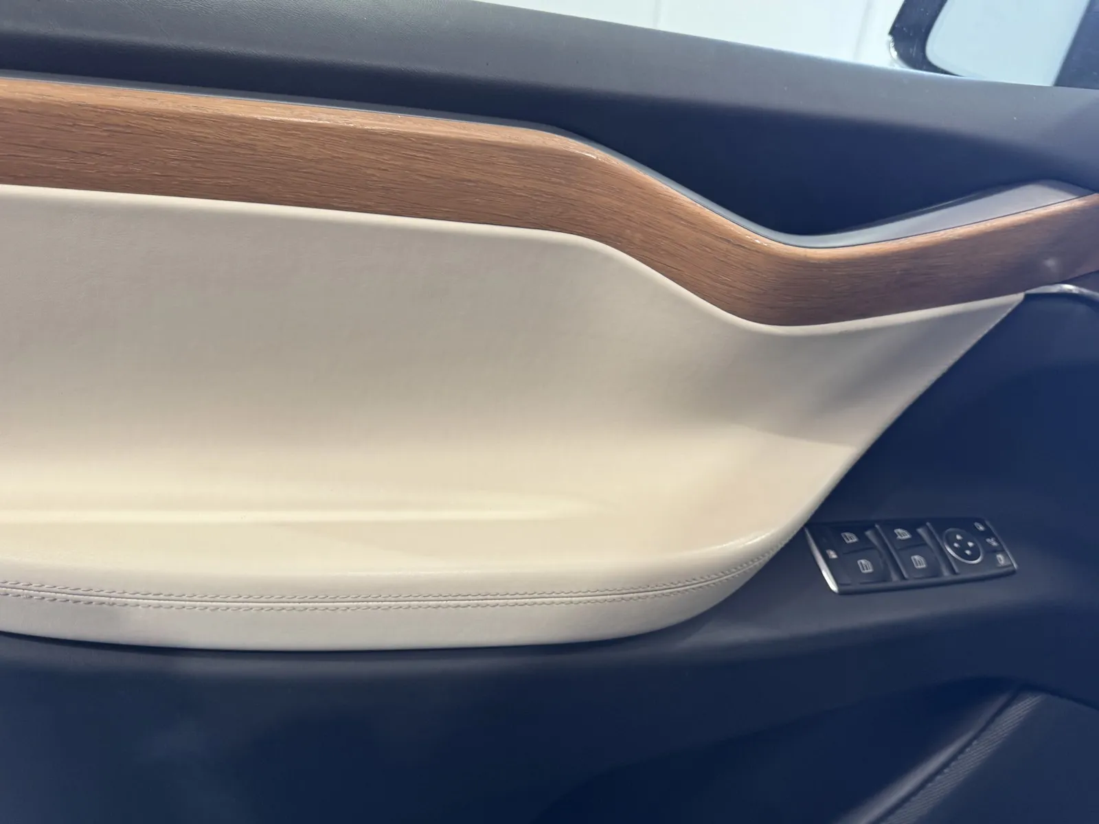 Tesla Model X photo 14