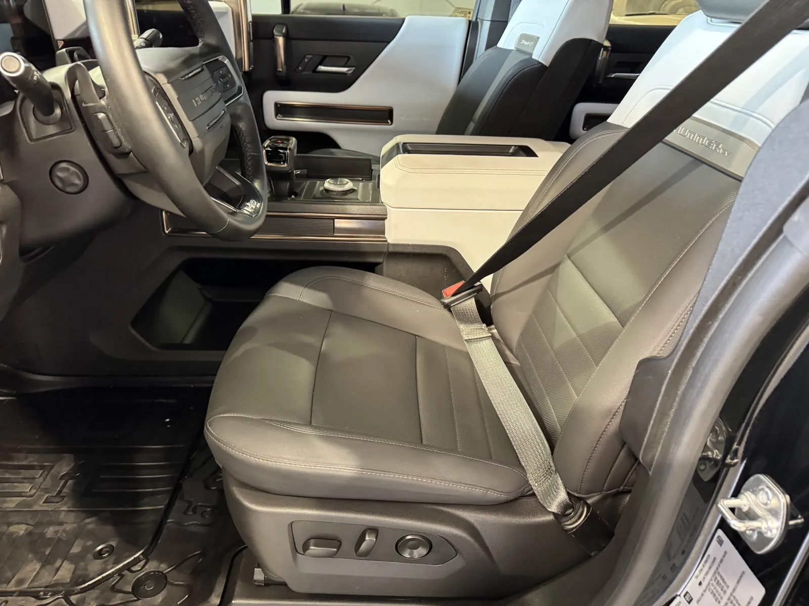 GMC Hummer EV photo 17