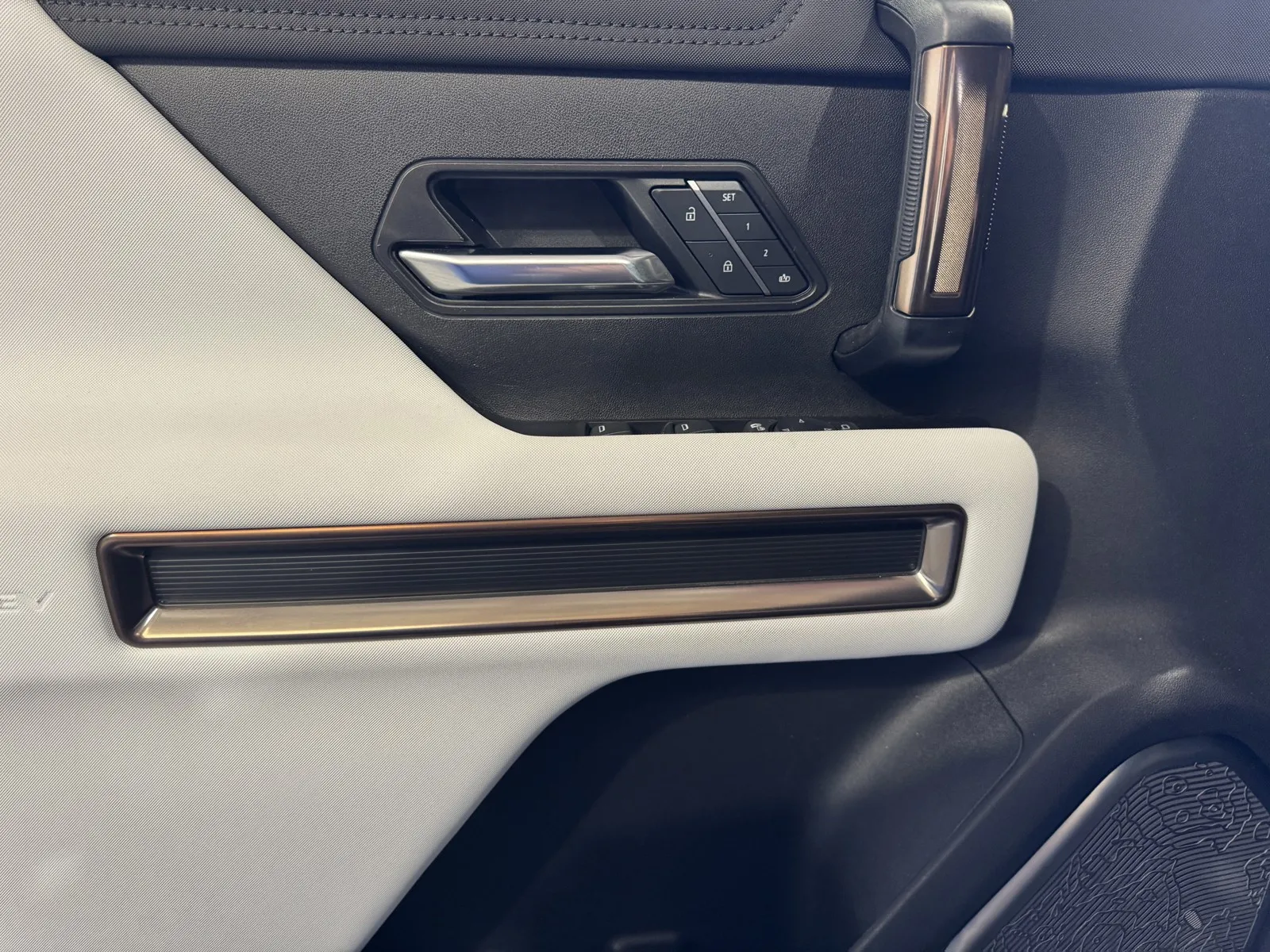 GMC Hummer EV photo 18