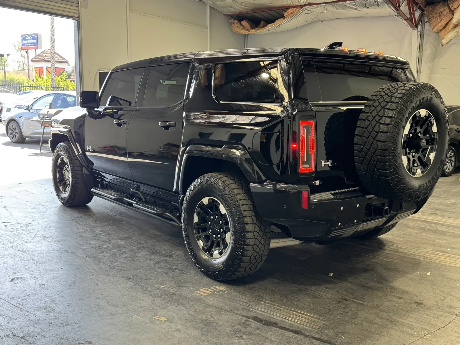 GMC Hummer EV photo 2