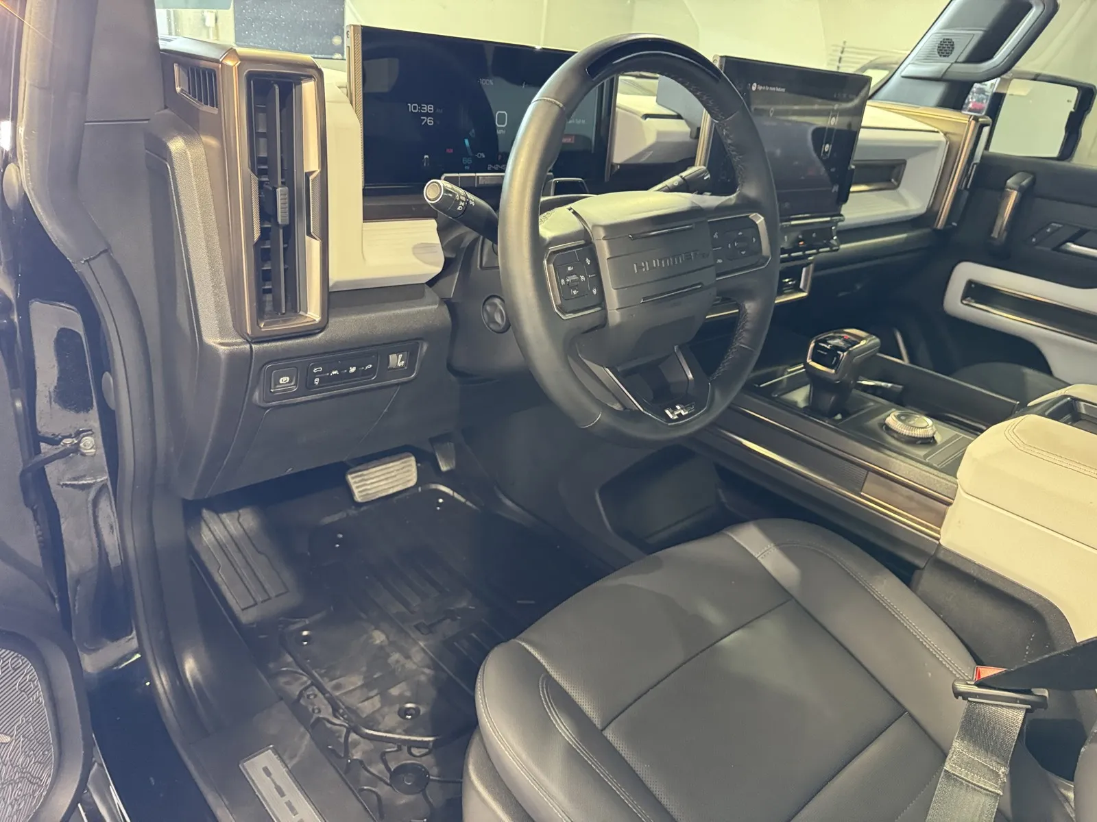 GMC Hummer EV photo 16