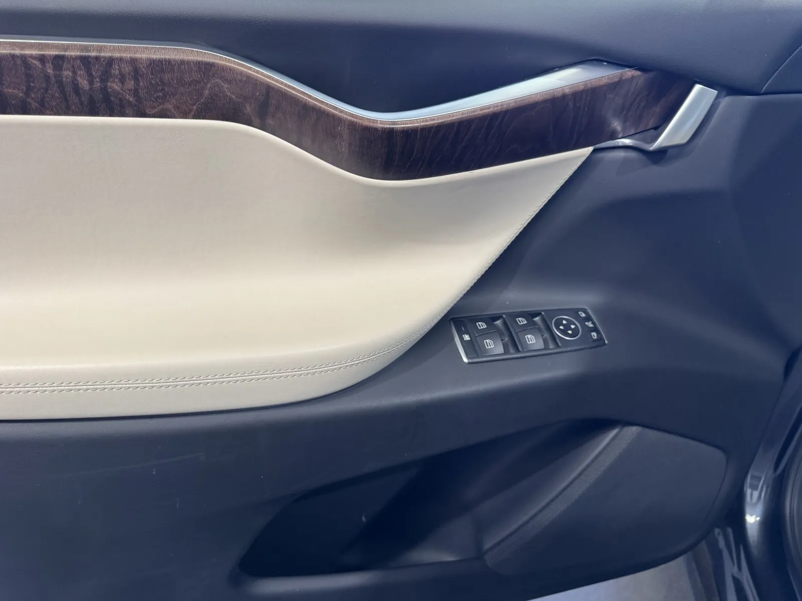 Tesla Model X photo 14