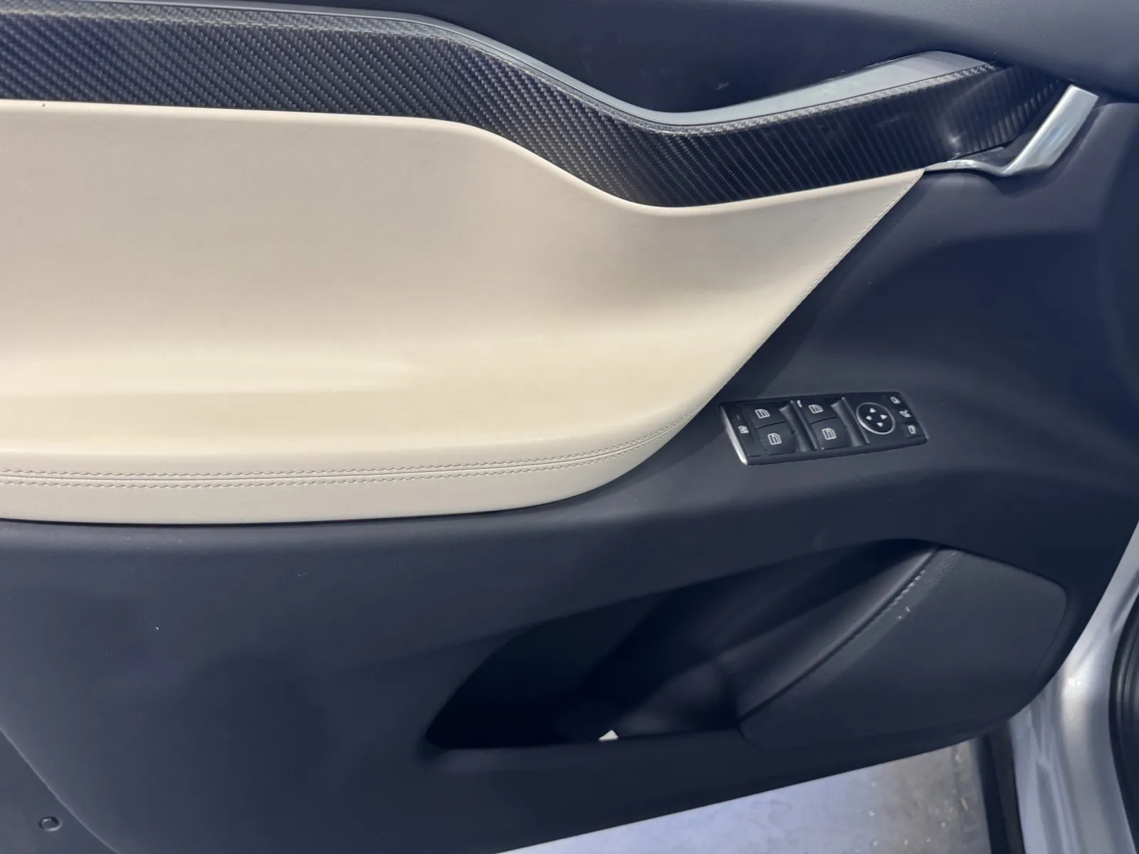 Tesla Model X photo 16