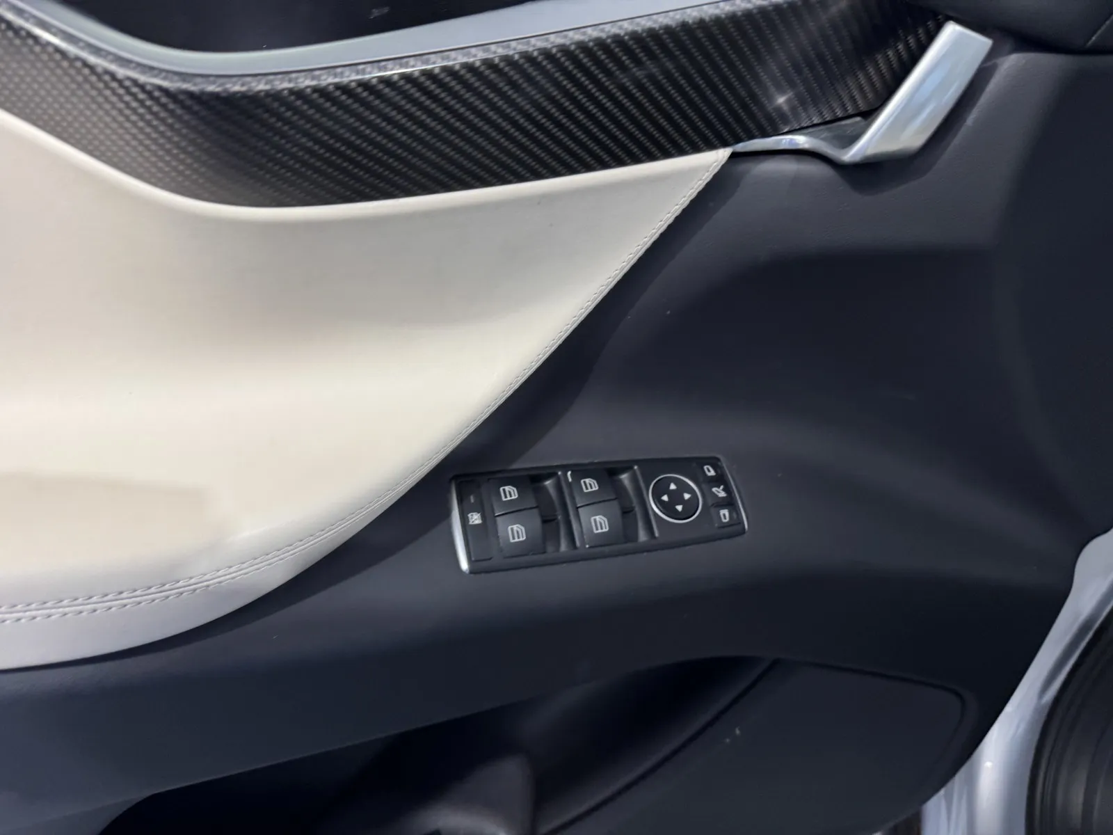 Tesla Model X photo 17