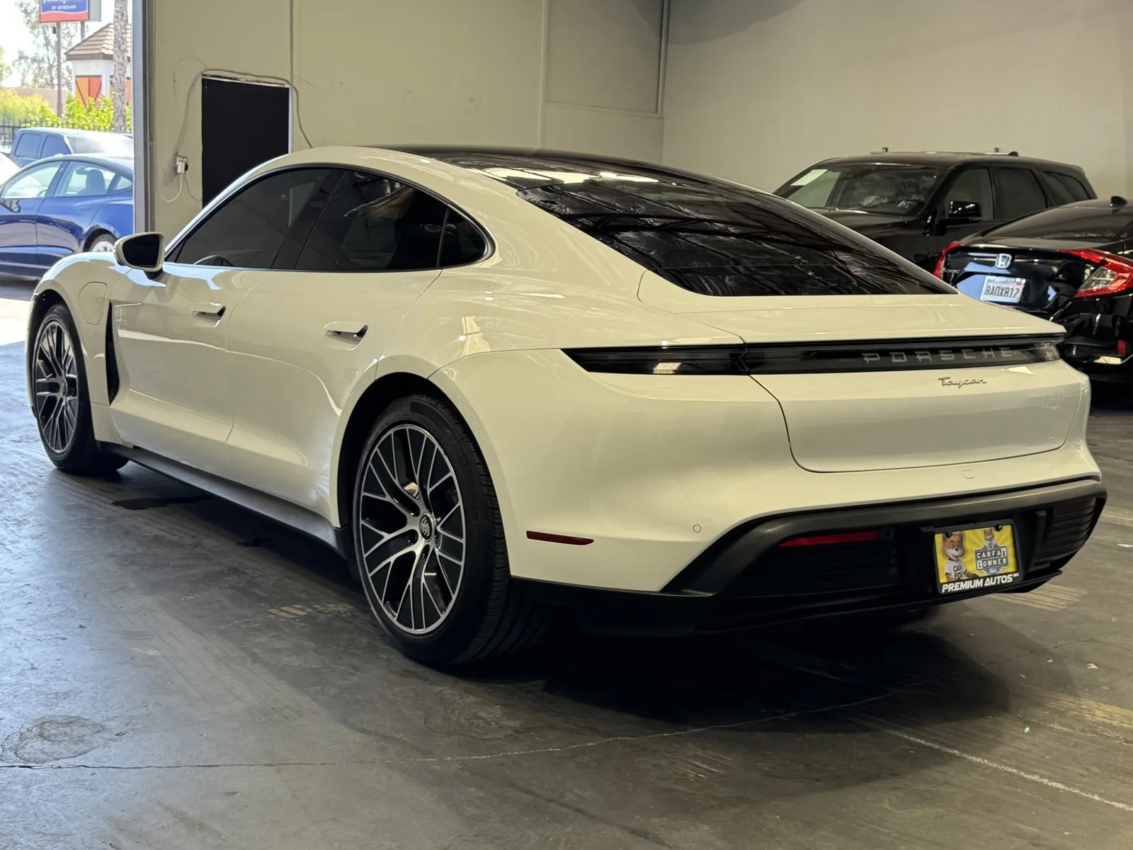 Porsche Taycan photo 2