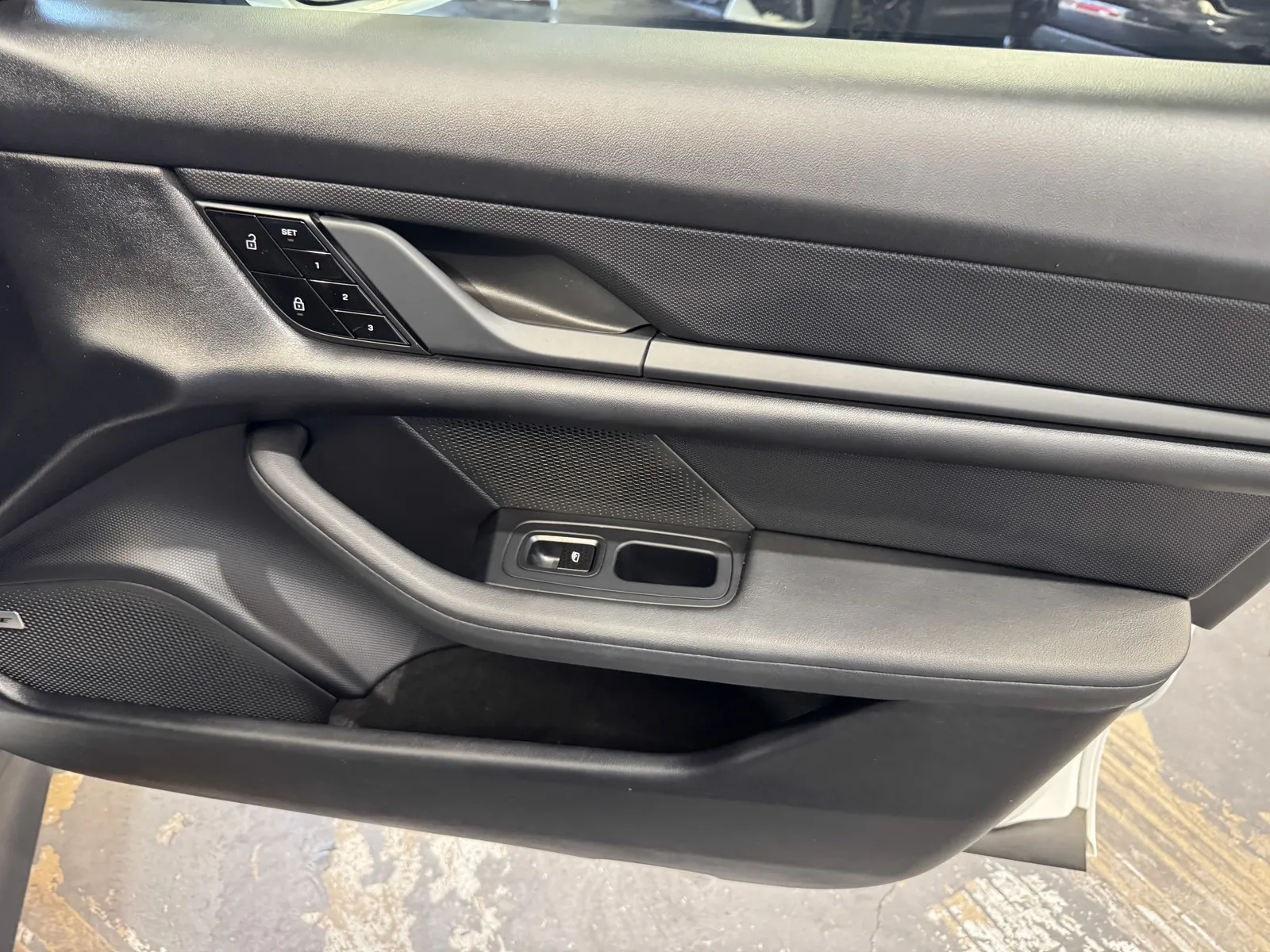 Porsche Taycan photo 7