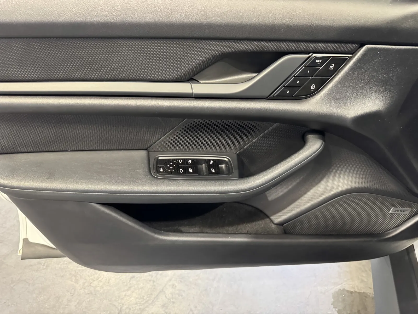 Porsche Taycan photo 13