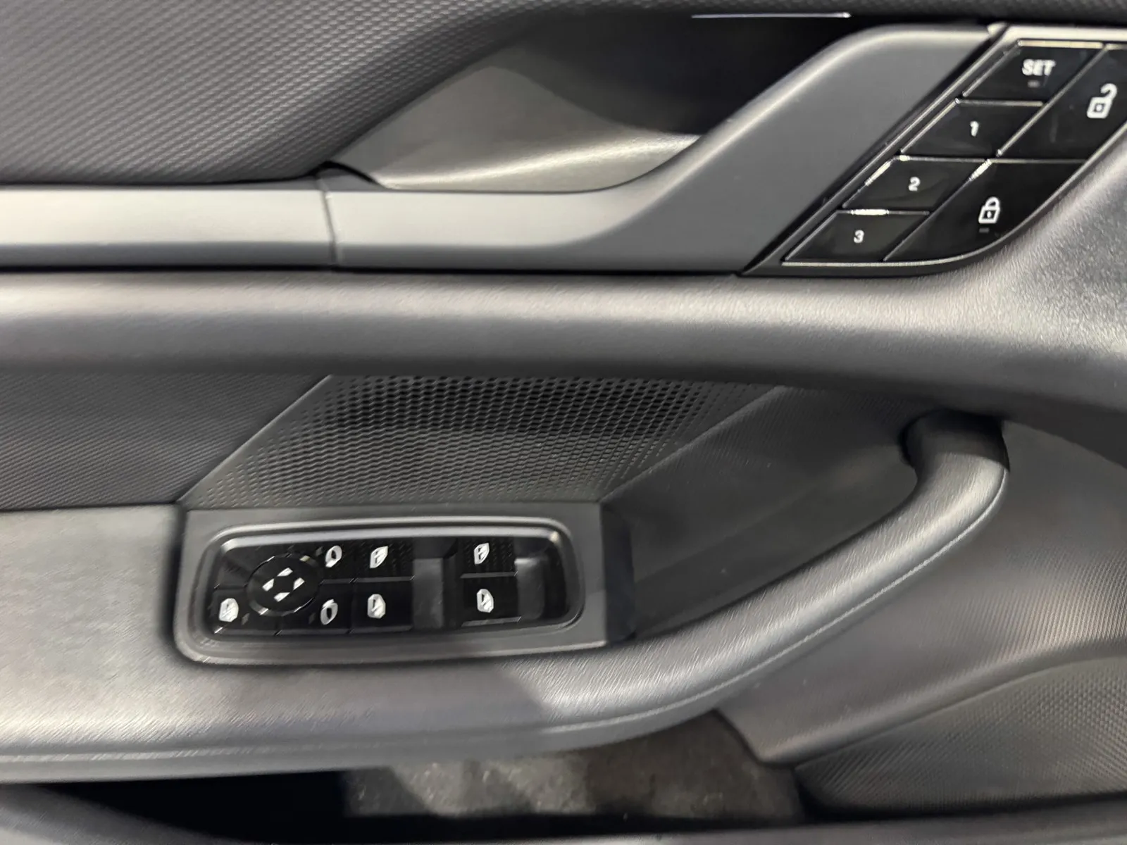 Porsche Taycan photo 14