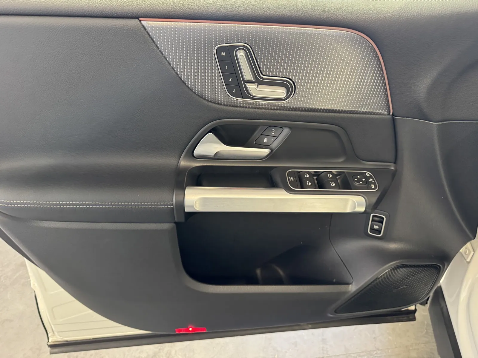 Mercedes-Benz EQB photo 14