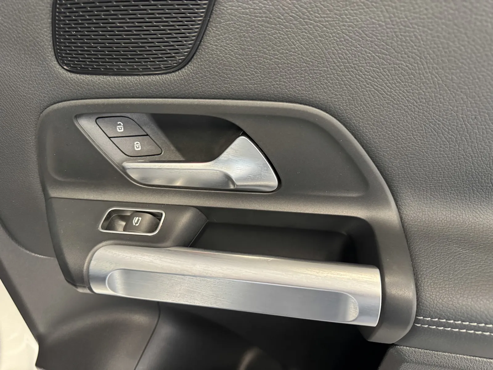 Mercedes-Benz EQB photo 10