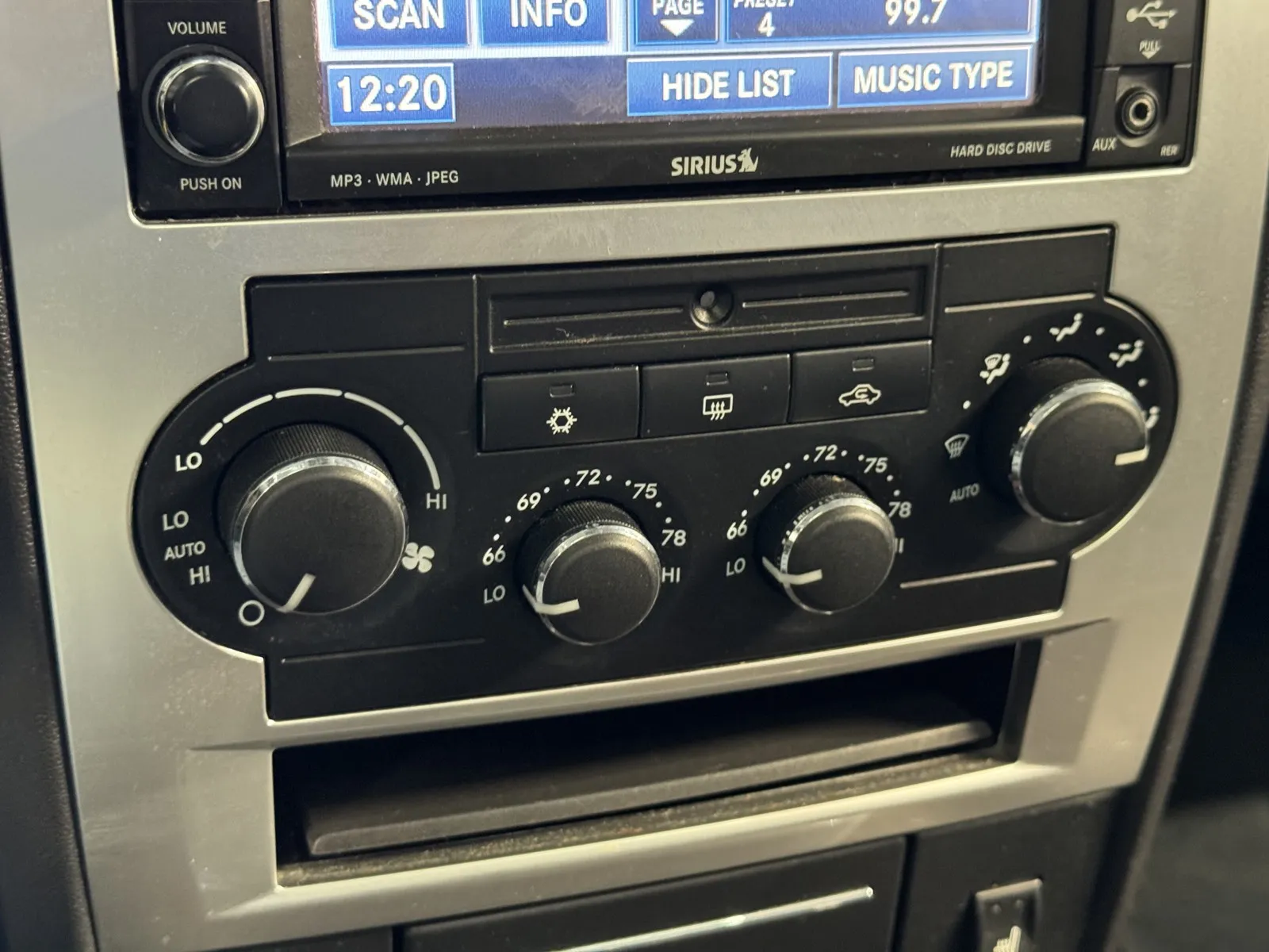 Chrysler 300 photo 15