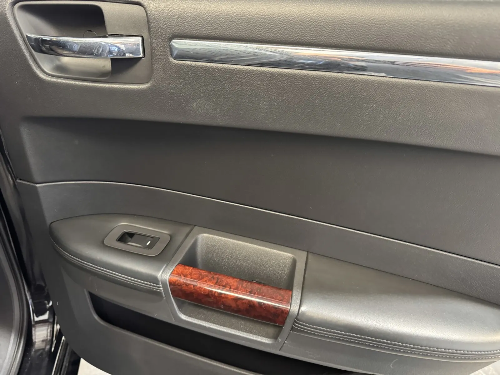 Chrysler 300 photo 8