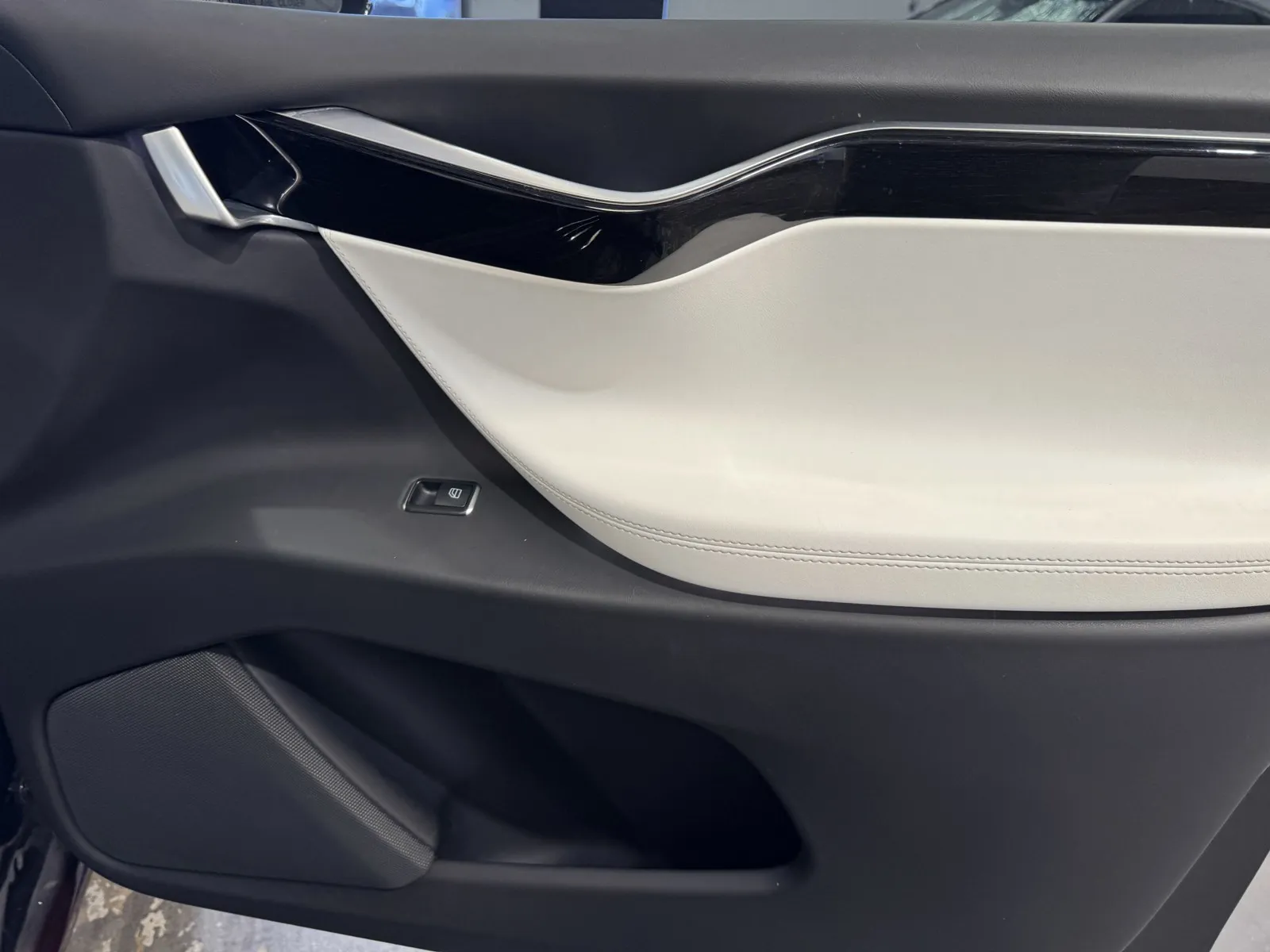 Tesla Model X photo 7