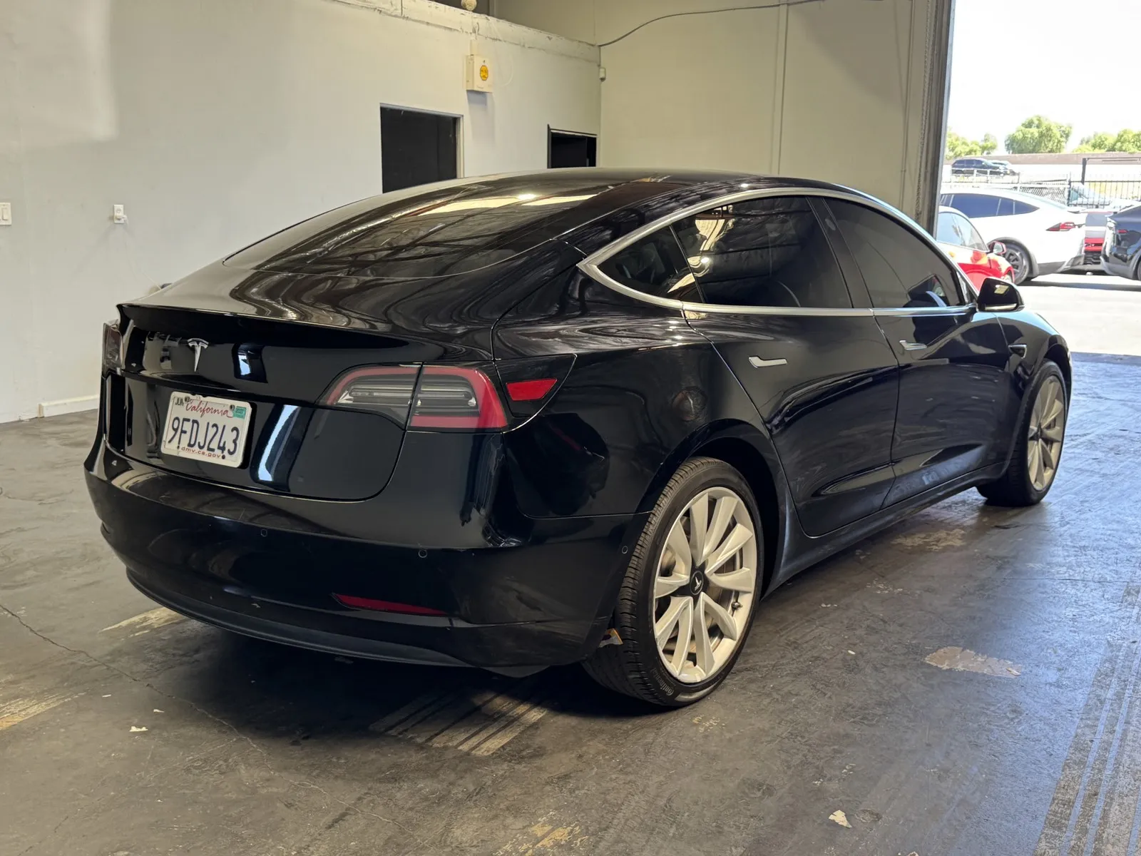 Tesla Model 3 photo 4