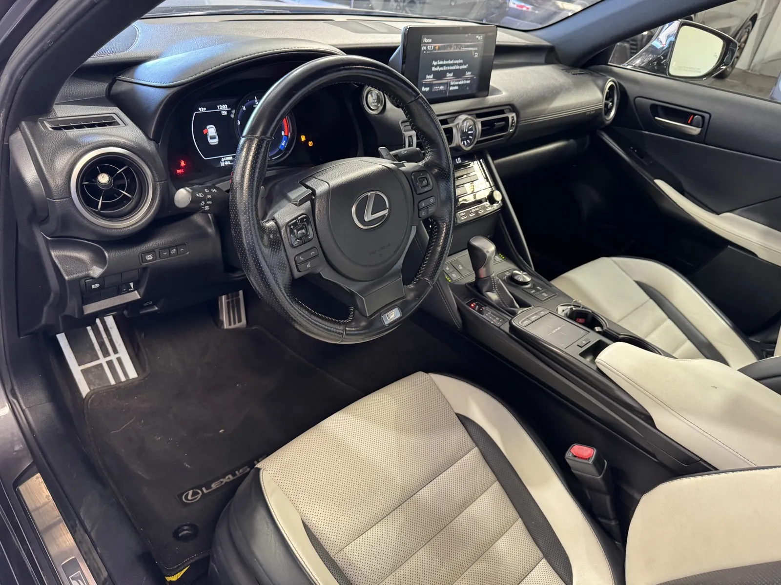 Lexus IS350 photo 11