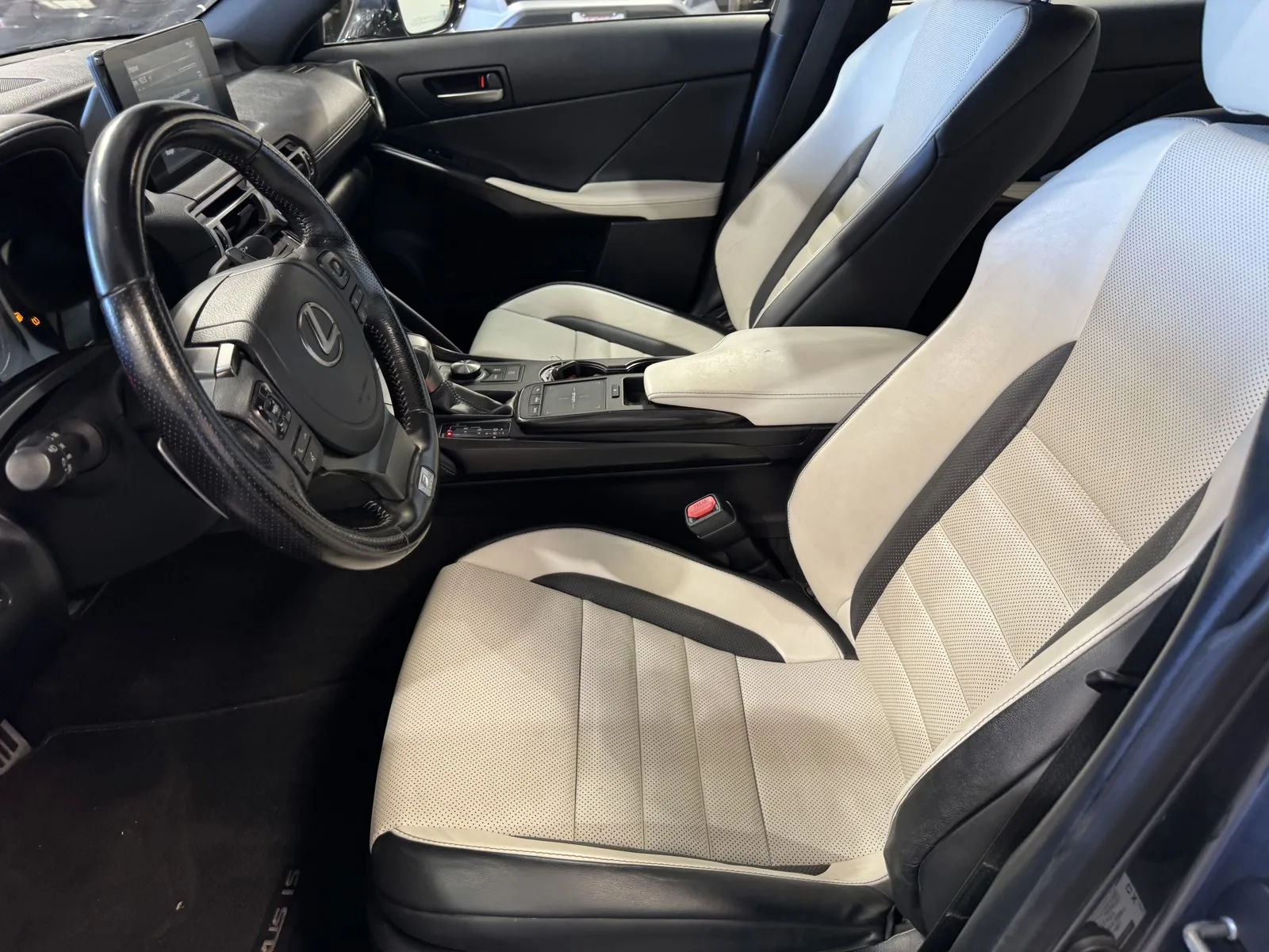 Lexus IS350 photo 12