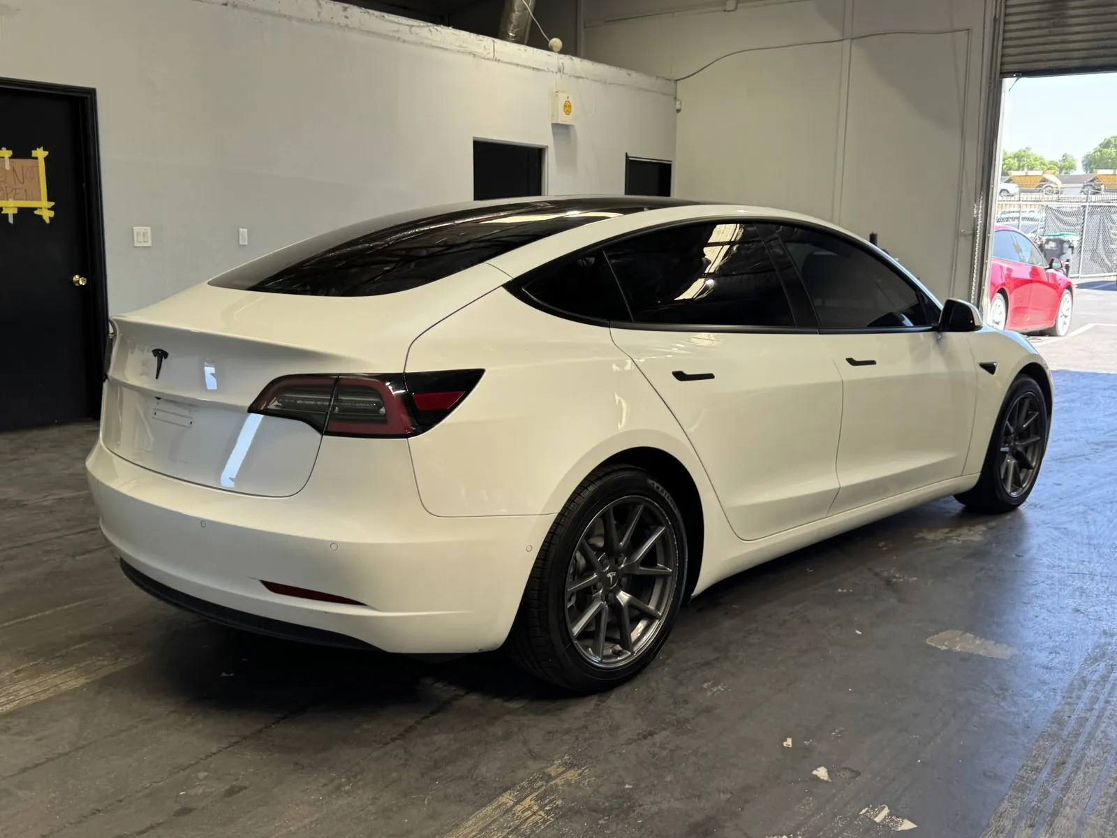 Tesla Model 3 photo 4