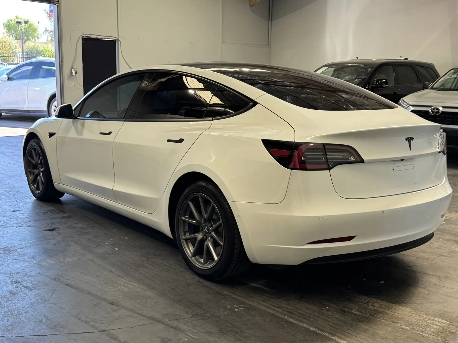 Tesla Model 3 photo 2