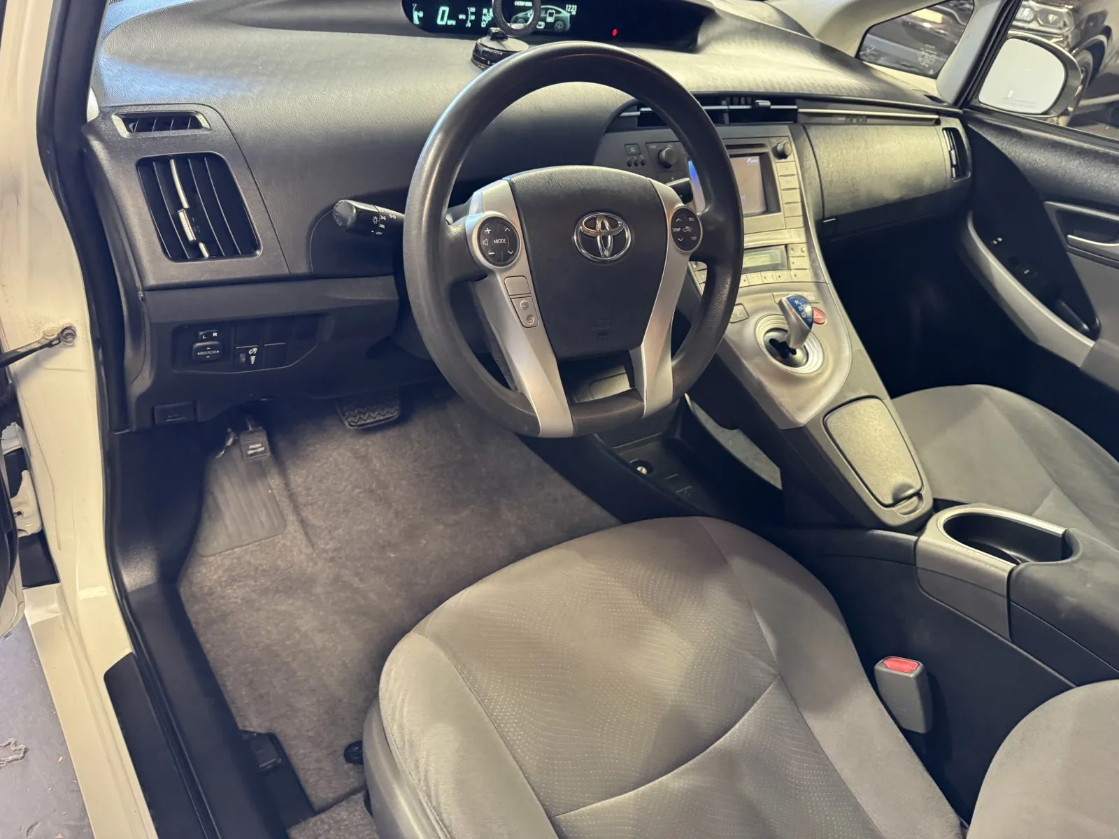 Toyota Prius photo 11