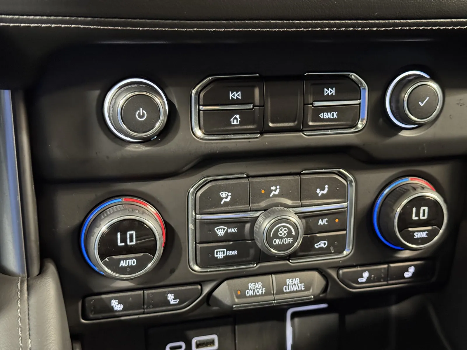 Chevrolet Suburban photo 19