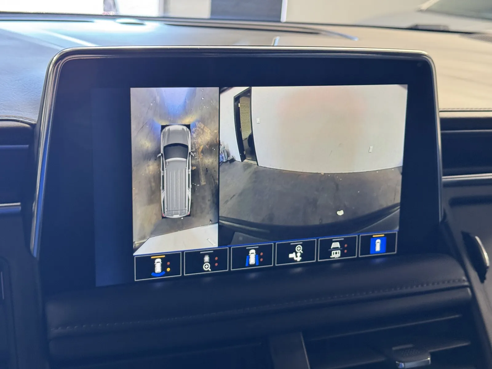 Chevrolet Suburban photo 18