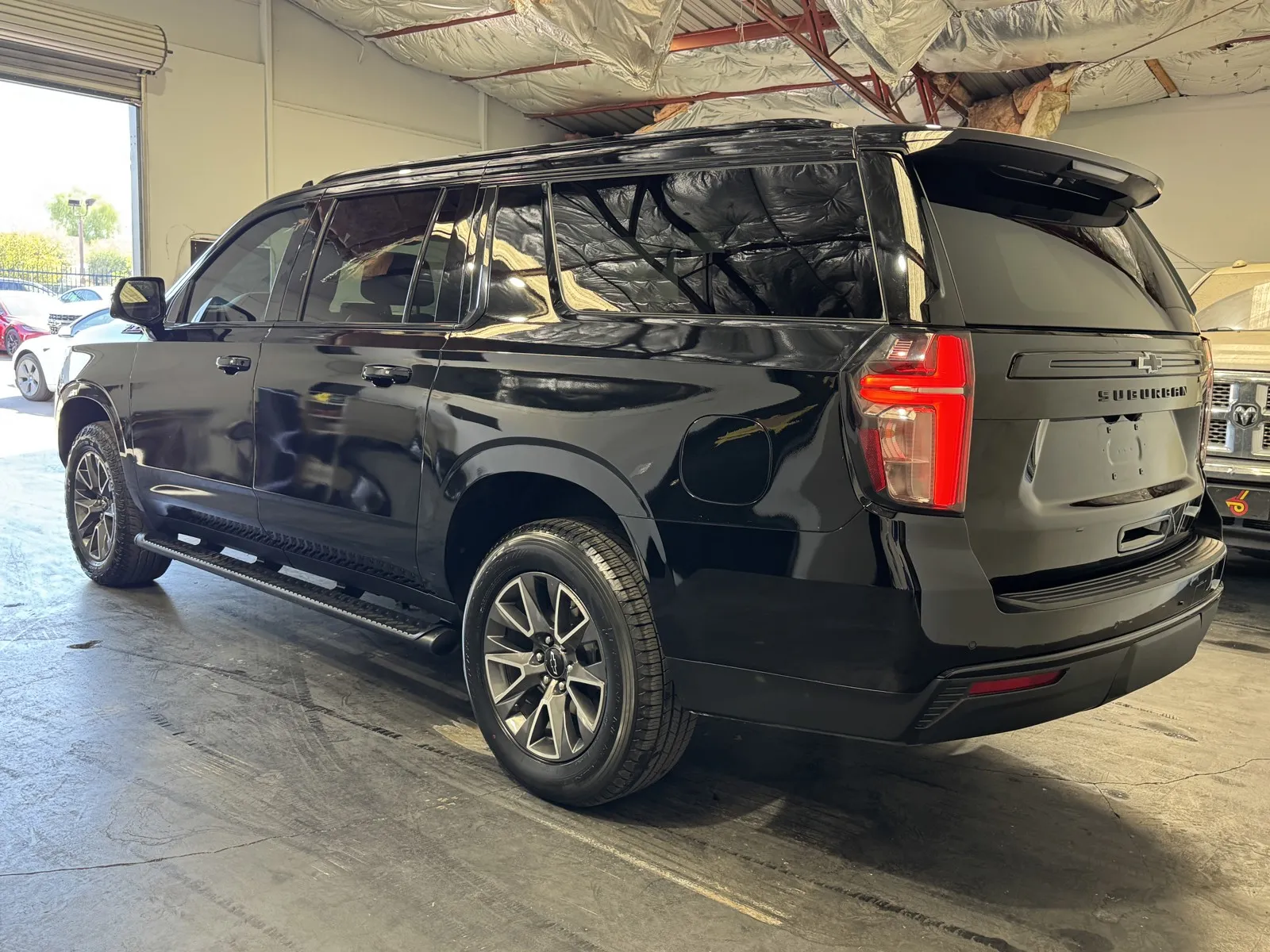 Chevrolet Suburban photo 2