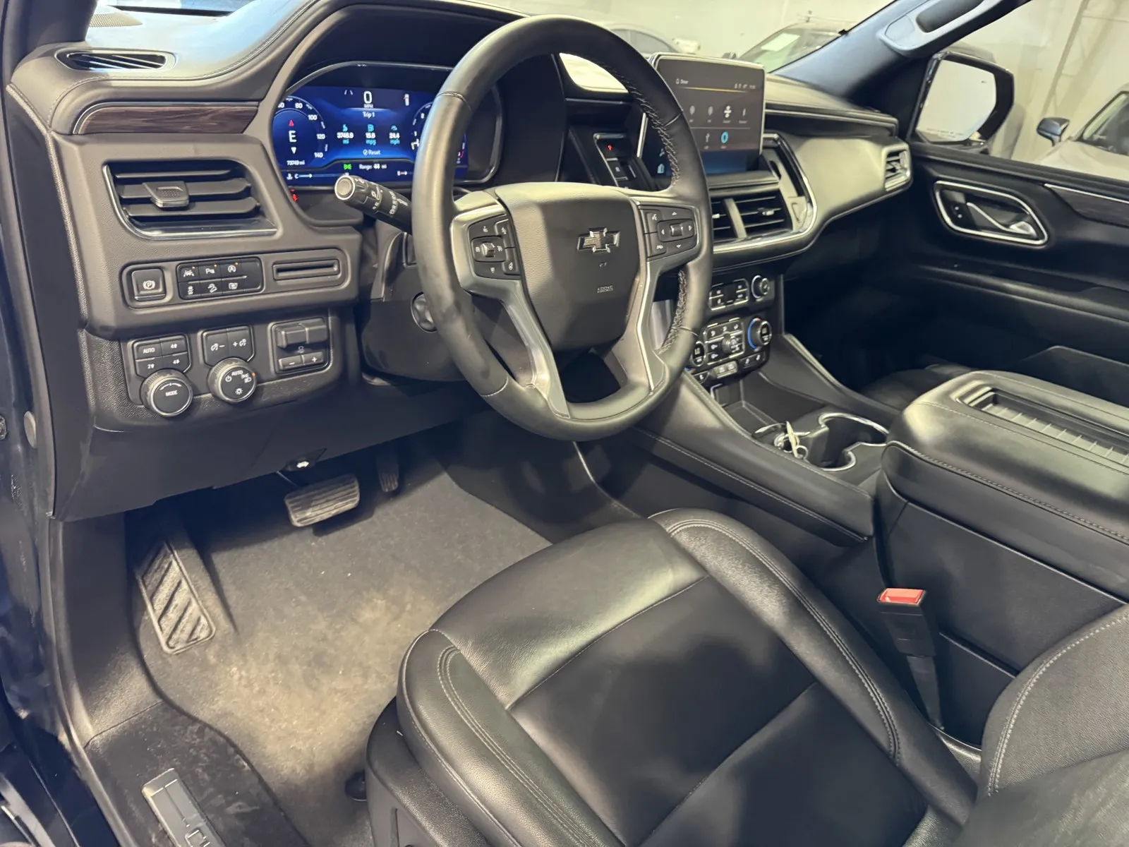 Chevrolet Suburban photo 14
