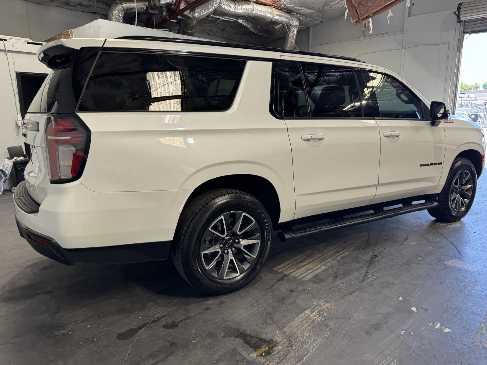 Chevrolet Suburban photo 3