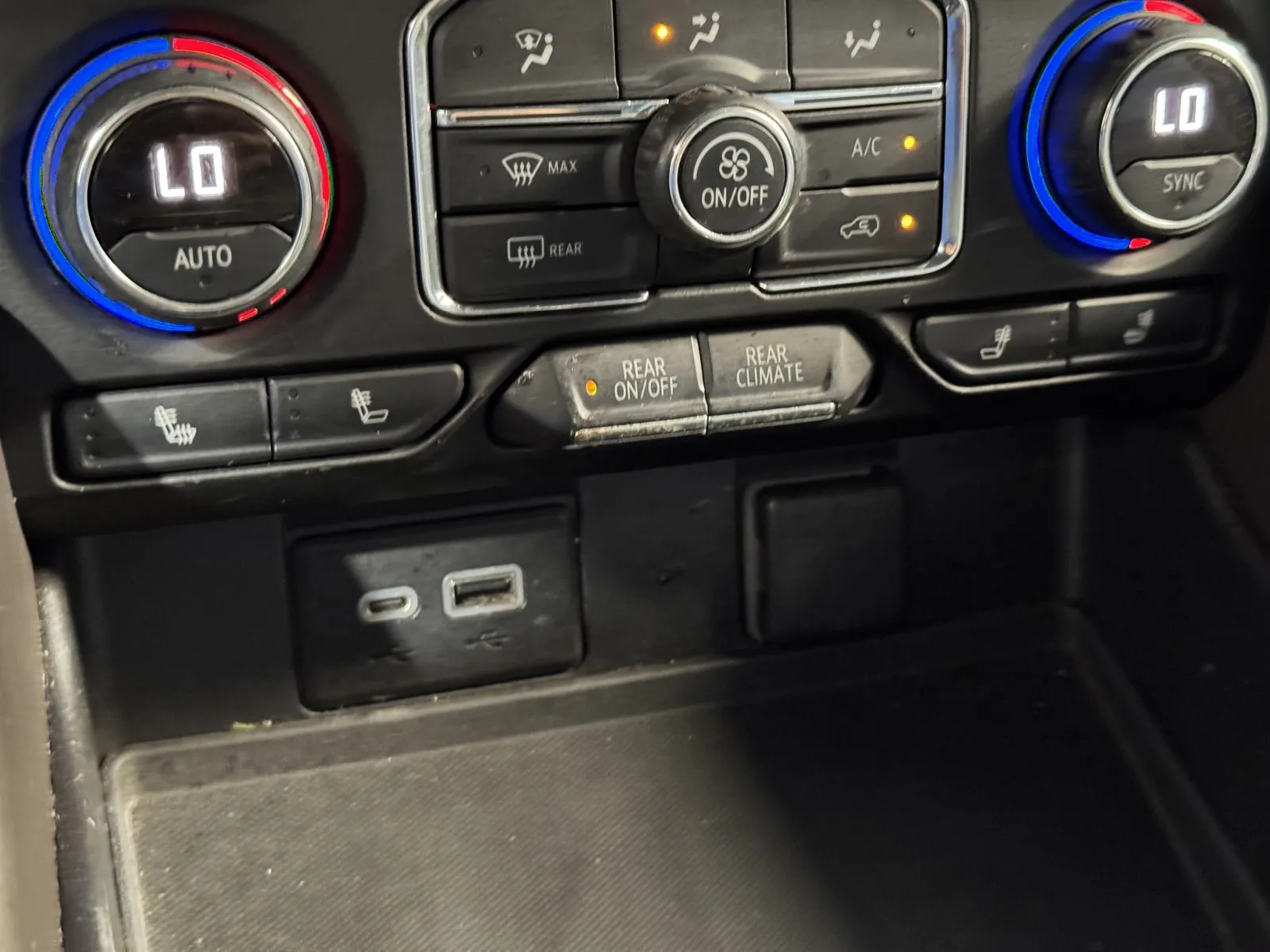 Chevrolet Suburban photo 19